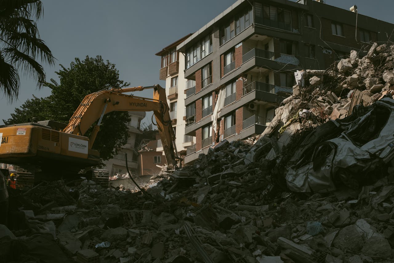 Services Excavator removing rubble from a collapsed building area in Antakya, Türkiye.